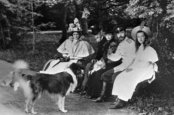 Император Николай II, императрица Александра Федоровна и великая княгиня Ольга Александровна  на прогулке. Петергоф, 1896 год