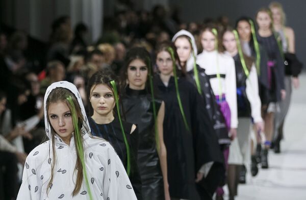 Модели участвуют в показе коллекции Ольги Демидовой во время Украинской недели моды в Киеве