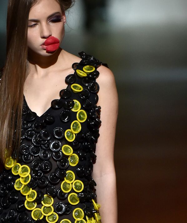Модель участвует в показе коллекции Алексея Залевского во время Украинской недели моды в Киеве