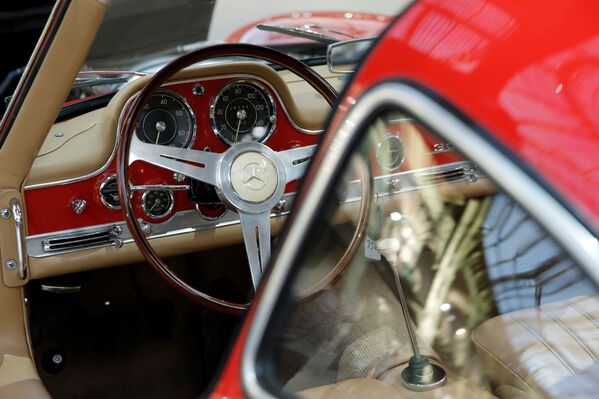 Mercedes-Benz 300 SL 'Gullwing' Coupe на выставке старинных автомобилей аукционного дома Bonhams