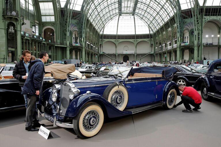 Mercedes-Benz 320 3.2-Litre Cabriolet B на выставке старинных автомобилей аукционного дома Bonhams