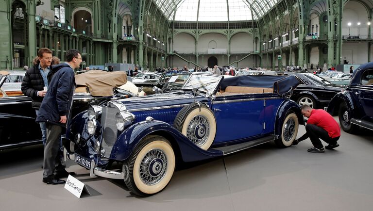 Mercedes-Benz 320 3.2-Litre Cabriolet B на выставке старинных автомобилей аукционного дома Bonhams