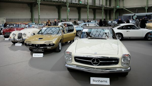 Mercedes-Benz 280 SL Convertible на выставке старинных автомобилей аукционного дома Bonhams