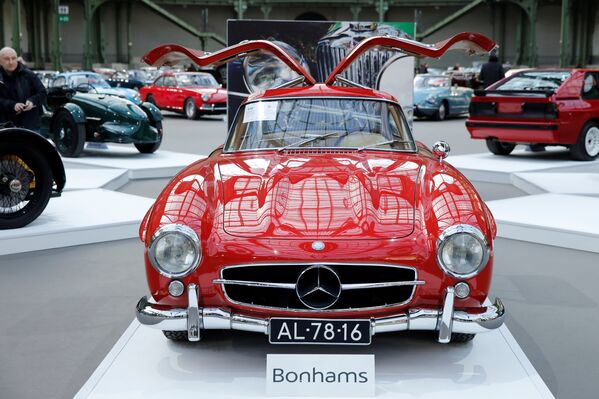 Mercedes-Benz 300 SL 'Gullwing' Coupe на выставке старинных автомобилей аукционного дома Bonhams