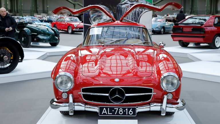 Mercedes-Benz 300 SL 'Gullwing' Coupe на выставке старинных автомобилей аукционного дома Bonhams