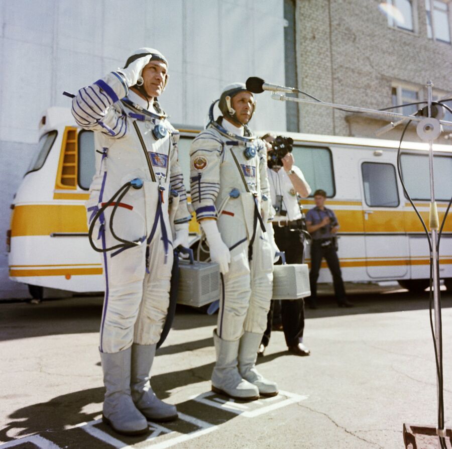 Экипаж космического корабля Союз Т-13 Владимир Джанибеков и Виктор Савиных перед стартом