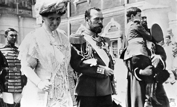 Российский Император Николай II, Императрица Александра Федоровна и цесаревич Алексей следуют из Успенского собора в Николаевский дворец Российский Император Николай II, Императрица Александра Федоровна и цесаревич Алексей следуют из Успенского собора в Николаевский дворец