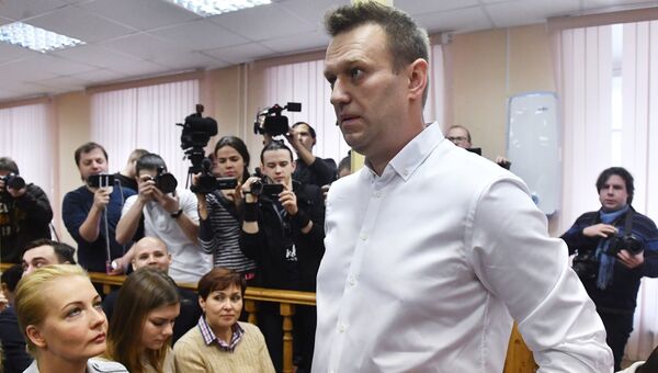 Политик Алексей Навальный перед началом заседания Ленинского районного суда Кирова, где будет оглашен приговор по делу Кировлеса. Архивное фото
