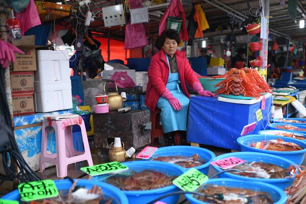 Рынок морепродуктов в городе Jumulli, Республика Корея