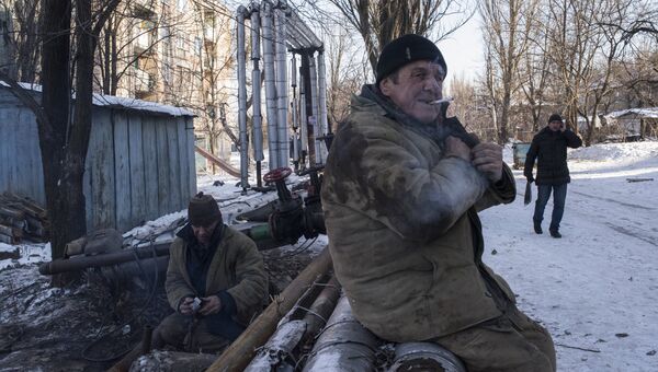Рабочие во время восстановительных работ на теплотрассе в Донецке. Архивное фото