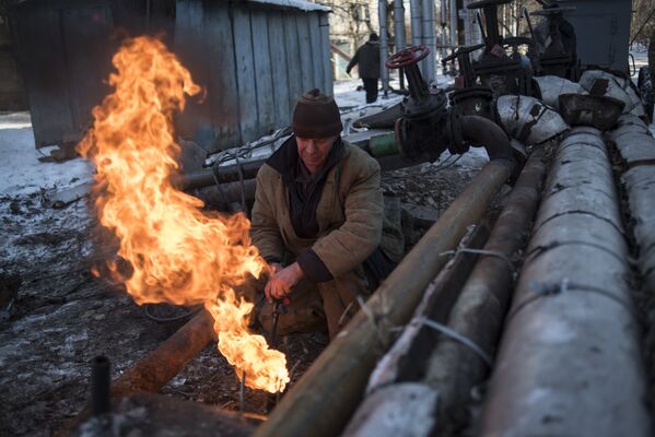 Рабочий во время восстановительных работ на теплотрассе в Донецке. 8 февраля 2017
