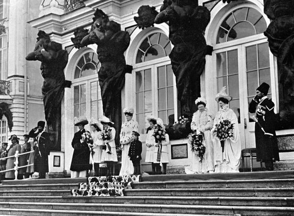 Члены императорской семьи на ступенях Екатерининского дворца в Царском Селе