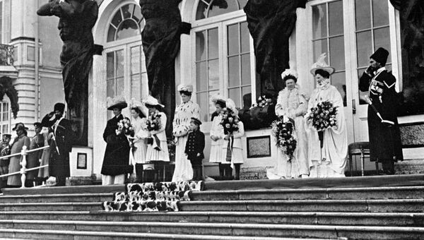 Члены императорской семьи на ступенях Екатерининского дворца в Царском Селе