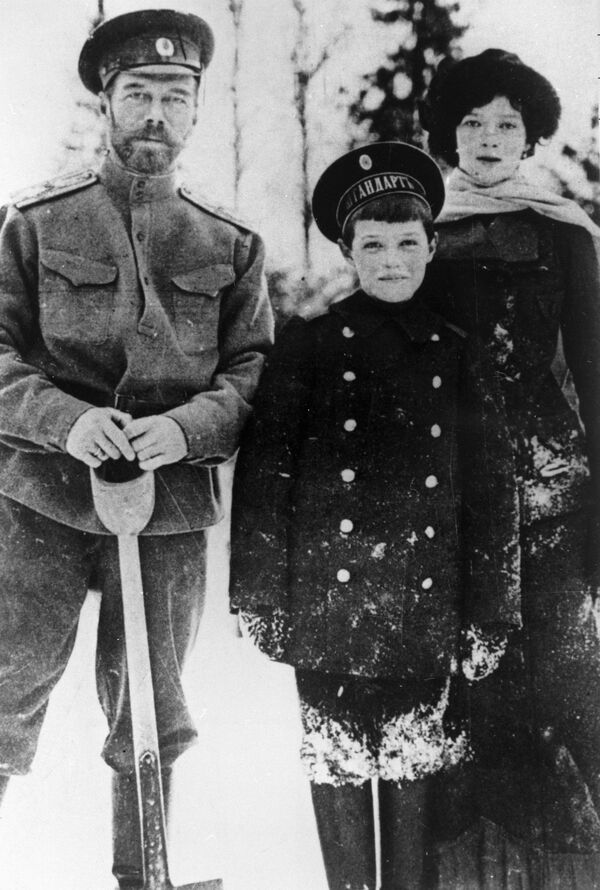 Русский император Николай II с сыном Алексеем и дочерью Марией. Царское село. 1916 год