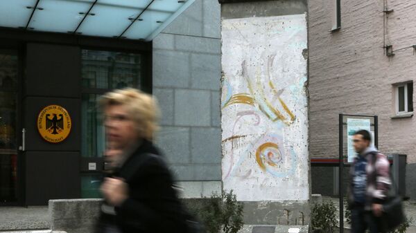 Фрагмент Берлинской стены у здания посольства ФРГ в Киеве, архивное фото
