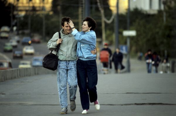 Молодые люди на улице в Москве. 1990-е Молодые люди на улице в Москве. 1990-е