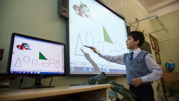 Ребенок использует сенсорную панель на уроке математики в средней школе № 89