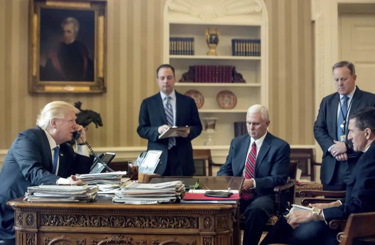 Президент США Дональд Трамп говорит по телефону с президентом России Владимиром Путиным Президент США Дональд Трамп говорит по телефону с президентом России Владимиром Путиным