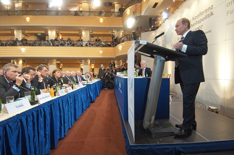 Президент России Владимир Путин во время выступления в Мюнхене. 11 февраля 2007 Президент России Владимир Путин во время выступления в Мюнхене. 11 февраля 2007