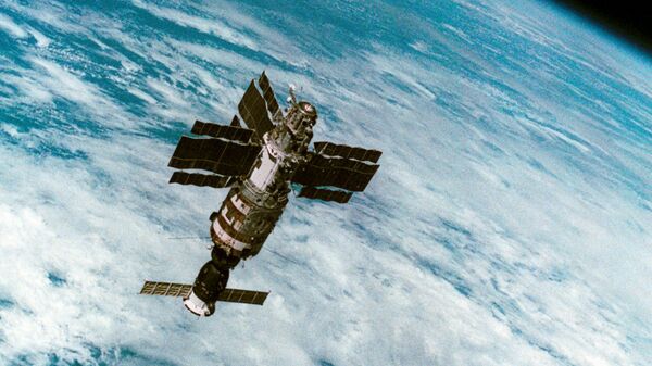 Орбитальная станция Салют-7 с космическим кораблем Союз Т-14 во время полета. Фото летчиков-космонавтов СССР В. Джанибекова и Г. Гречко. Снимок сделан с космического корабля Союз Т-13