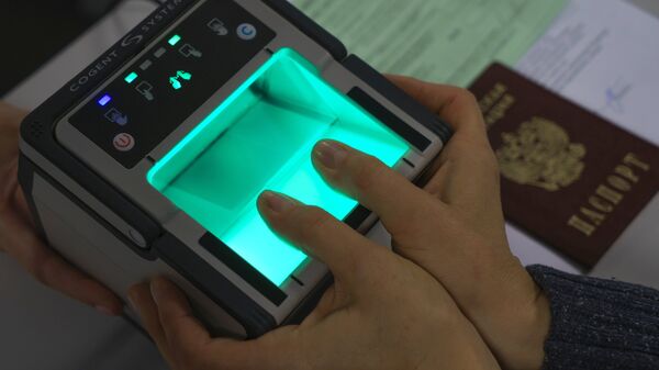 Процедура снятия биометрических данных в визовом центре Санкт-Петербурга. Архивное фото