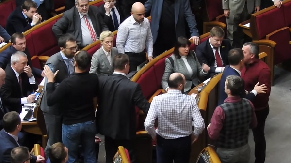 На заседании Рады Украины подрались депутаты Сергей Лещенко и Иван Мельничук