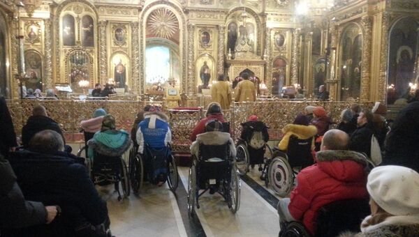 Пациенты реабилитационного центра Преодоление на молебне в Богоявленском соборе Москвы