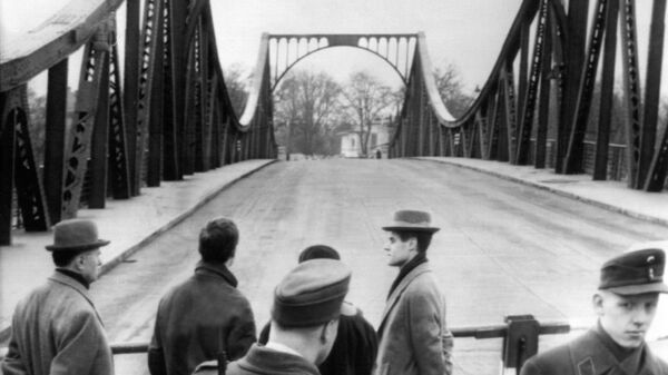 Мост Глиникер-Брюкке, на котором произошел обмен советского разведчика Рудольфа Абеля на американского летчика Фрэнсиса Пауэрса. 10 февраля 1962. Архив