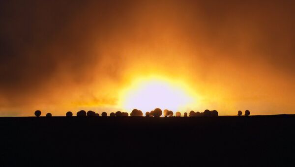 Телескопы на фоне заката в чилийской пустыне Атакама. Архивное фото