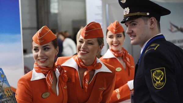 Стюардессы у стенда авиакомпании Аэрофлот на национальной выставке инфраструктуры гражданской авиации - NAIS 2017 в Москве