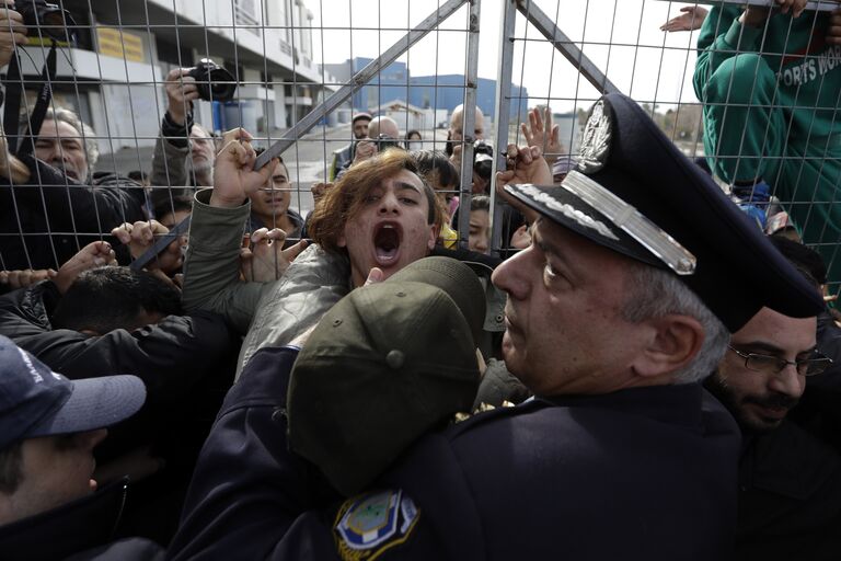 Греческая полиция во время акции протеста афганских мигрантов в Афинах