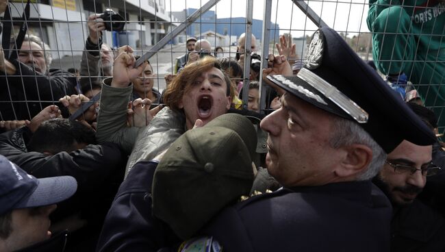 Греческая полиция во время акции протеста афганских мигрантов в Афинах