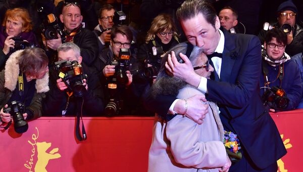 Актриса Бим Бам Мерстейн и французский актер Реда Катеб на церемонии открытия 67-го Берлинского международного кинофестиваля Берлинале - 2017