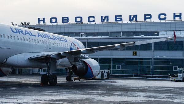 Самолет на перроне новосибирского аэропорта. Архивное фото