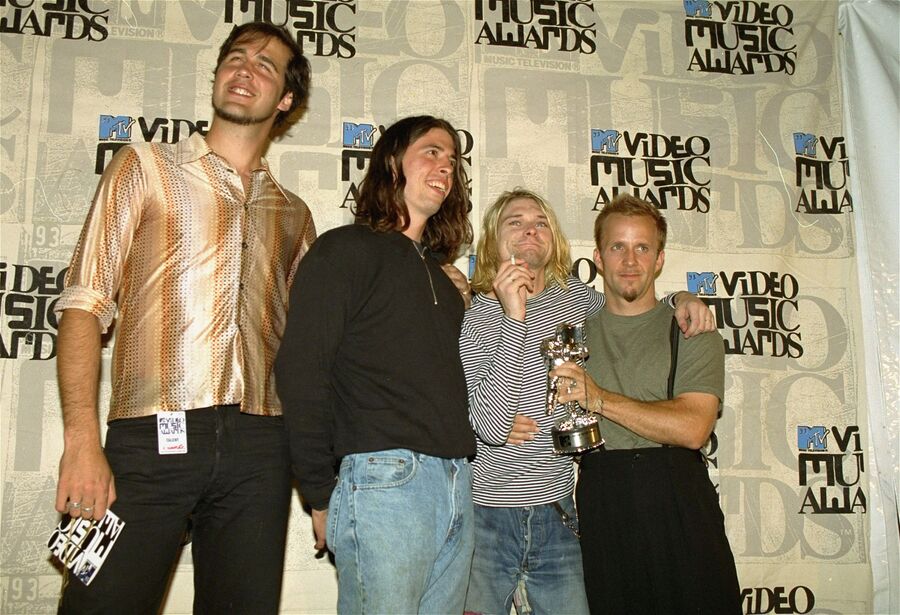 Участники группы Нирвана, Крис Новоселич, Дэйв Грол и Курт Кобейн на 10-й ежегодной церемонии MTV Video Music Awards в Юниверсал-Сити