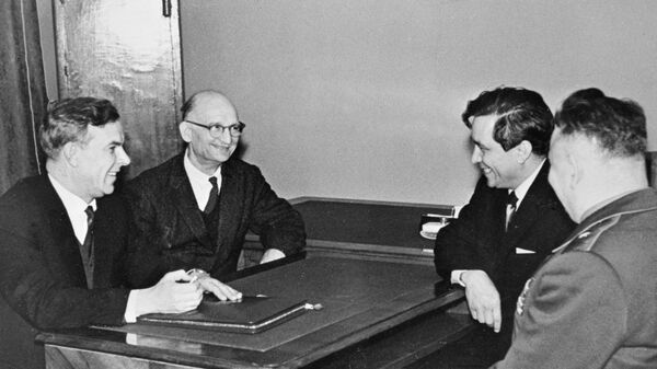 Председатель КГБ при Совете министров СССР Владимир Семичастный (1-й слева) принимает советских разведчиков Рудольфа Абеля (2-й слева) и Конана Молодого (2-й справа)