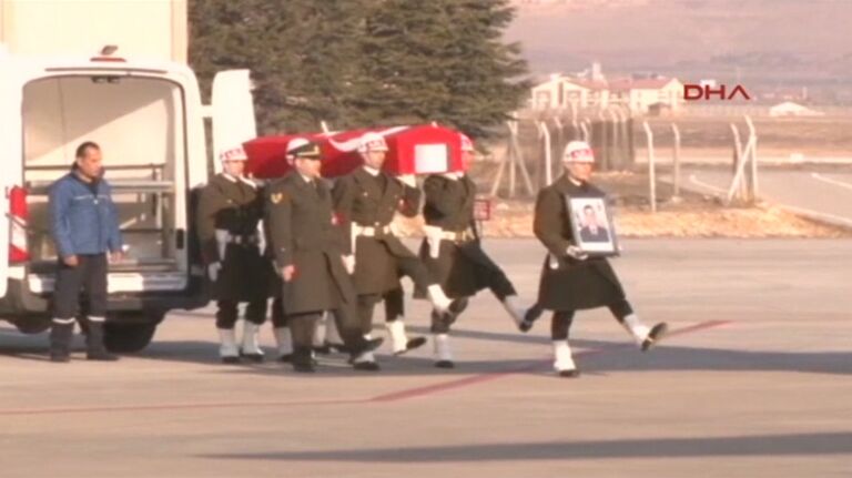 Погибшего при авиаударе РФ военного с почестями проводили в Турцию Погибшего при авиаударе РФ военного с почестями проводили в Турцию