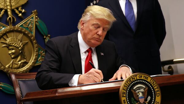 Президент США Дональд Трамп подписывает исполнительный указ Защита страны от иностранных террористов, пытающихся въехать в США