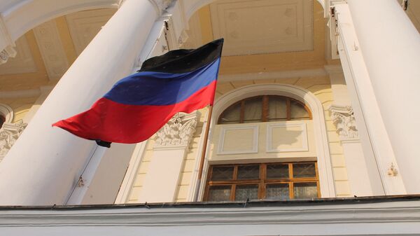 Флаг ДНР с траурной лентой на здании в Донецке. Архивное фото