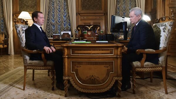 Председатель правительства РФ Дмитрий Медведев и руководитель Ространснадзора Виктор Басаргин во время встречи. 10 февраля 2017