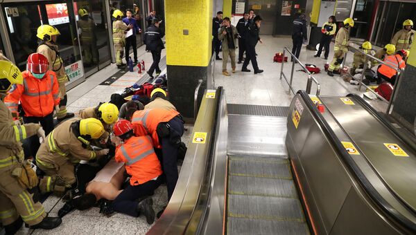 Медики оказывают помощь пострадавшему в метро Гонконга. 10 февраля 2017