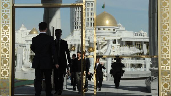 Вход в Президентский дворец в Ашхабаде. Архивное фото