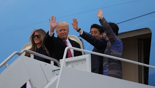 Президент США Дональд Трамп и премьер-министр Японии Синдзо Абэ отправились на выходные в имение Трампа Мар-а-Лаго в штате Флорида