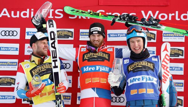 Алекс Фив, Марк Бишофбергер (слева) и Игорь Омелин (справа) - победители в первом старте в дисциплине ски-кросс на этапе Кубка мира, который проходит на шведском курорте Идре Фьелль