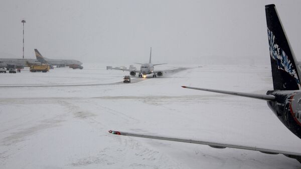 Снег в аэропорту. Архивное фото