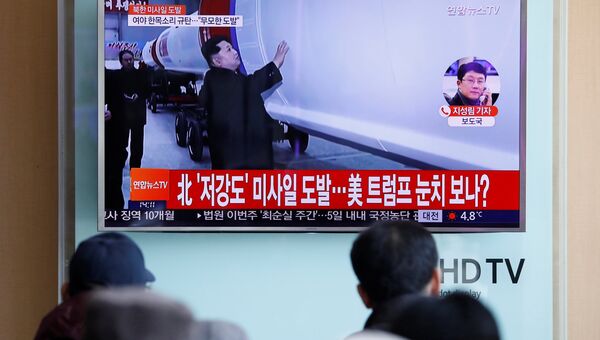 Передача об испытаниях баллистических ракет в КНДР по телевидению Южной Кореи. Архивное фото