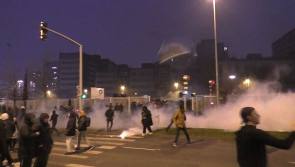 Слезоточивый газ и взрывы шумовых гранат: пятая ночь протестов во Франции