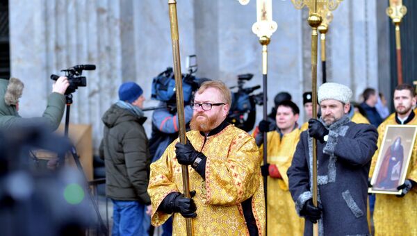 Крестный ход у Исаакиевского собора в Петербурге