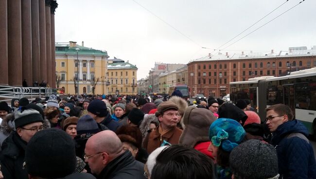 Участники митинга против передачи Исаакиевского собора РПЦ