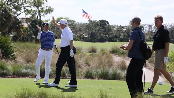 Президент США Дональд Трамп и премьер-министр Японии Синдзо Абэ провели расслабленный и продуктивный день за игрой в гольф
